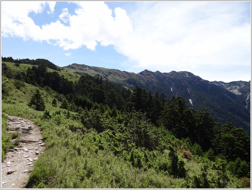 2012-07-11 09-48-15往審馬陣草原途中看五岩峰.JPG